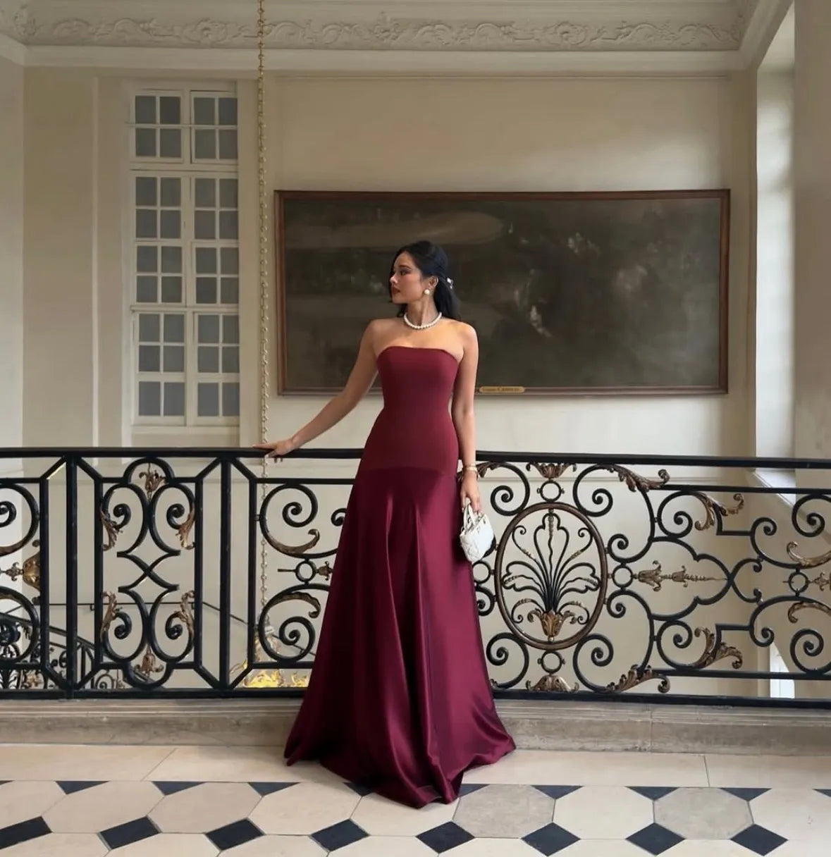 Camila - Vestido Burdeos Elegante Sin Tirantes