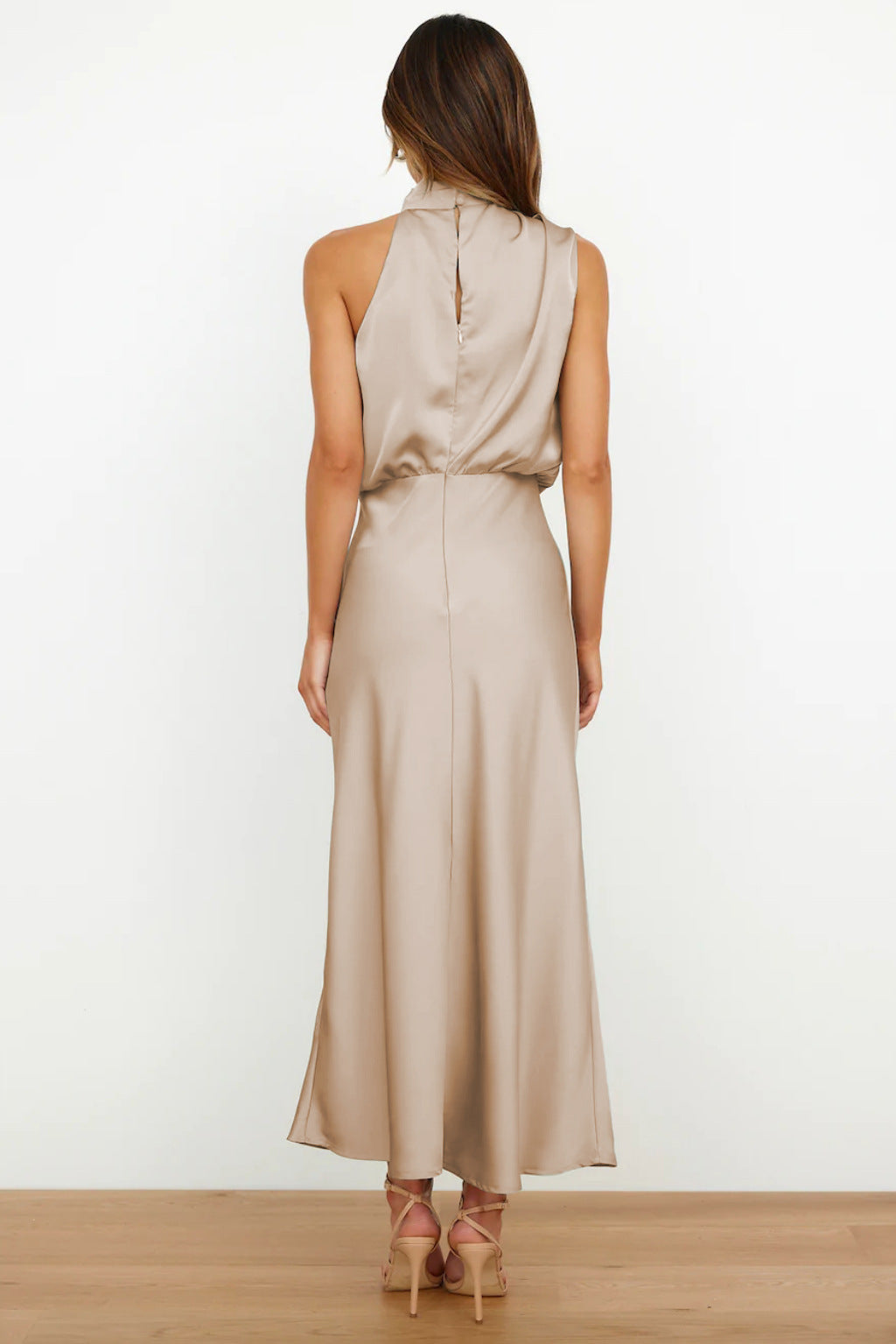 Elira– Satén Largo con Cuello Halter