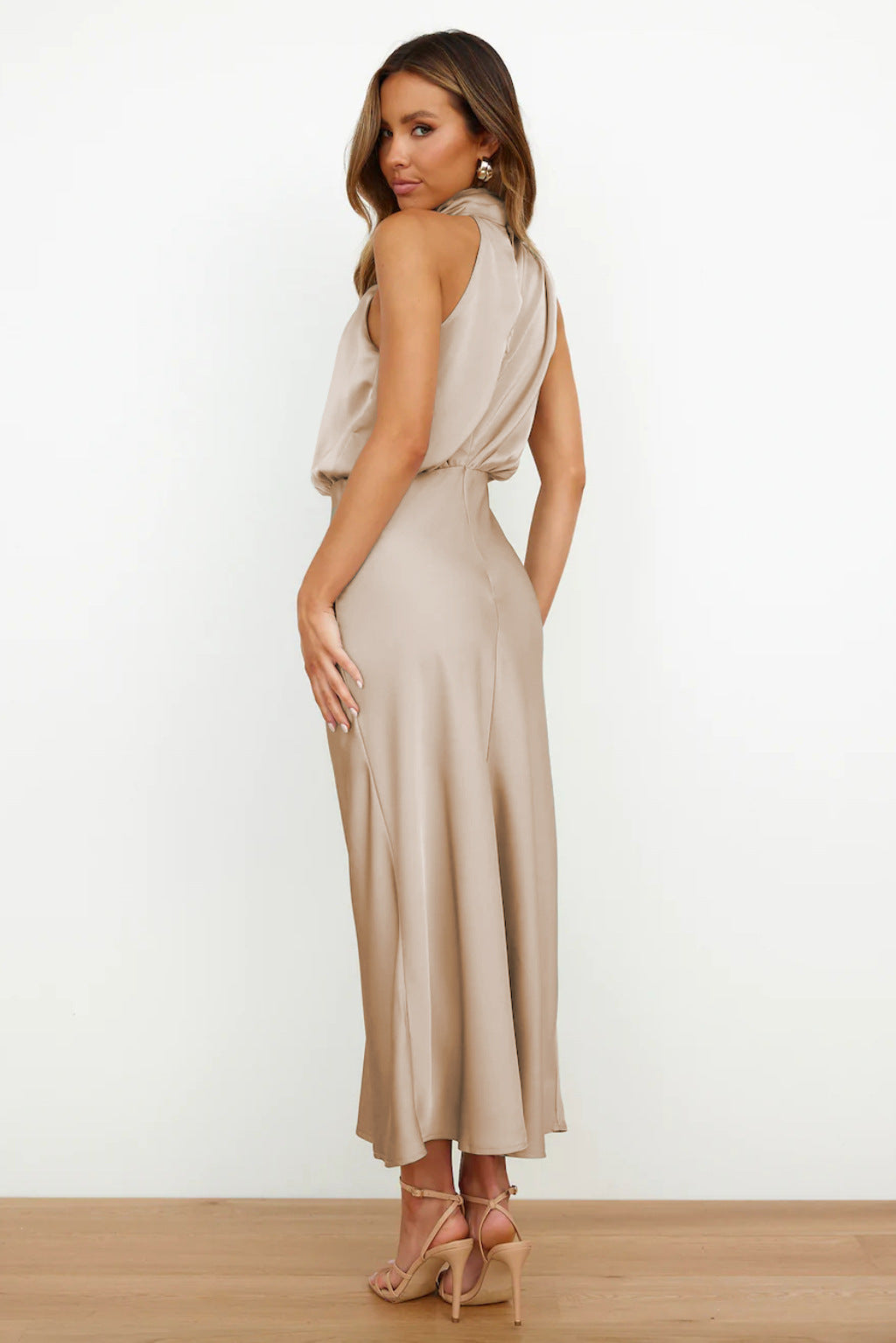 Elira– Satén Largo con Cuello Halter