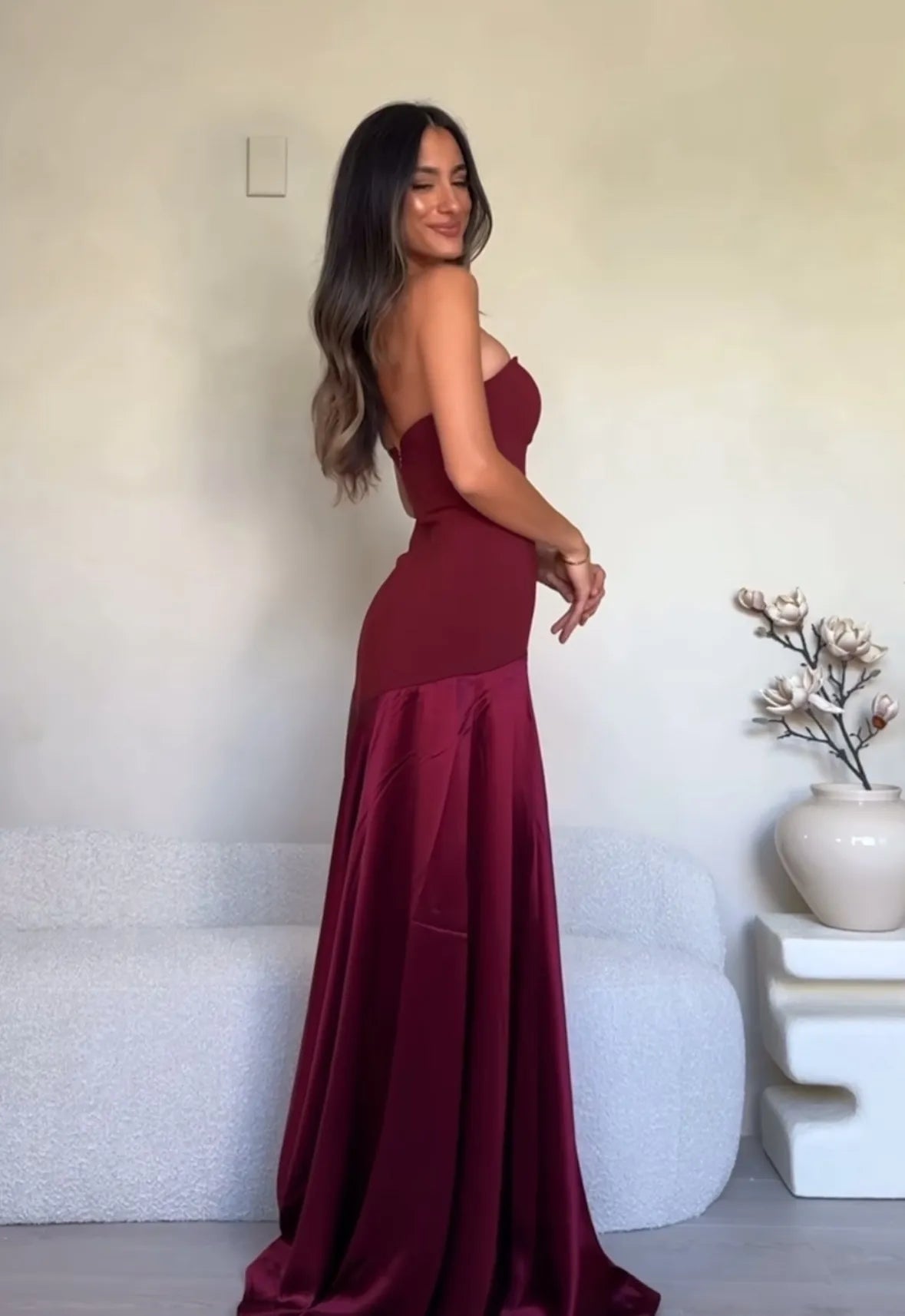 Camila - Vestido Burdeos Elegante Sin Tirantes